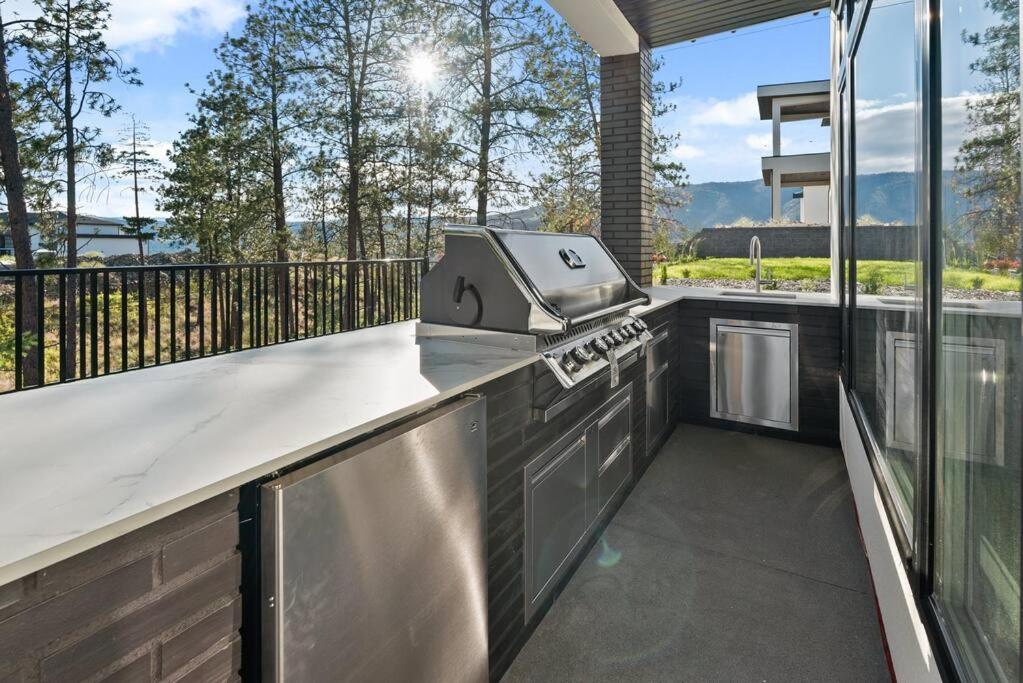 Hillside Villa Pool Hot Tub King Bed Okanagan View