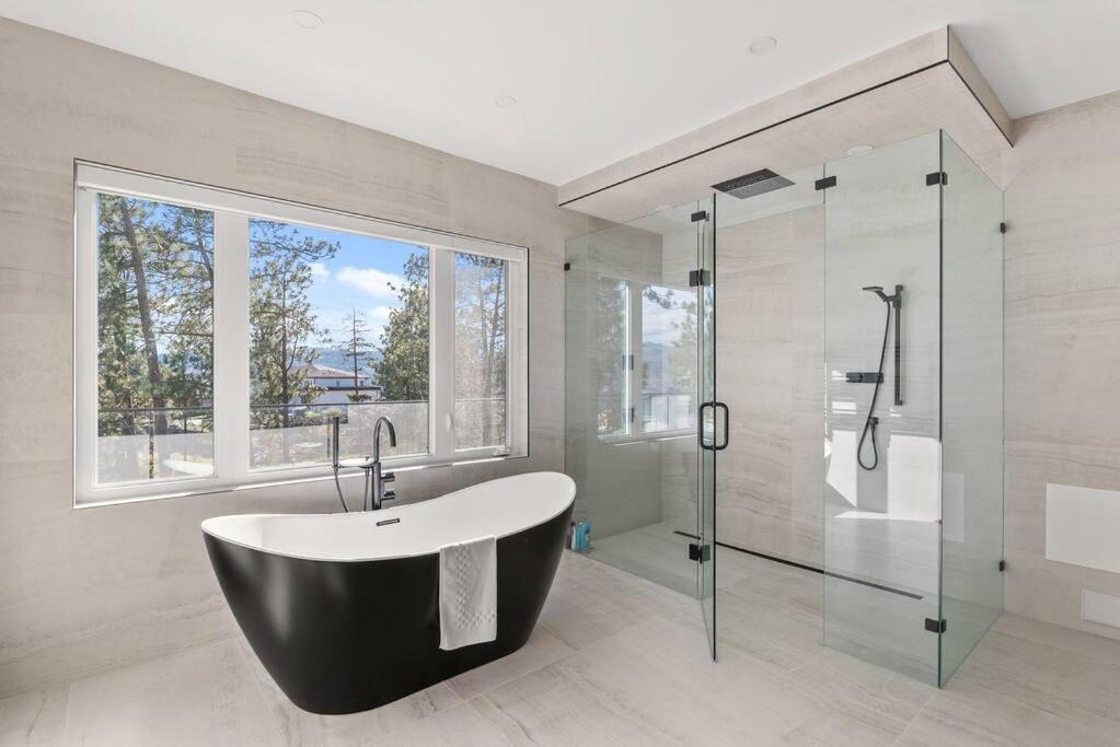 Hillside Villa Pool Hot Tub King Bed Okanagan View
