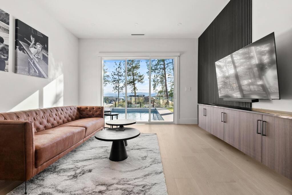 Hillside Villa Pool Hot Tub King Bed Okanagan View