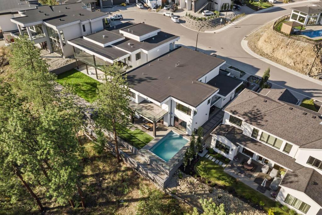 Hillside Villa Pool Hot Tub King Bed Okanagan View