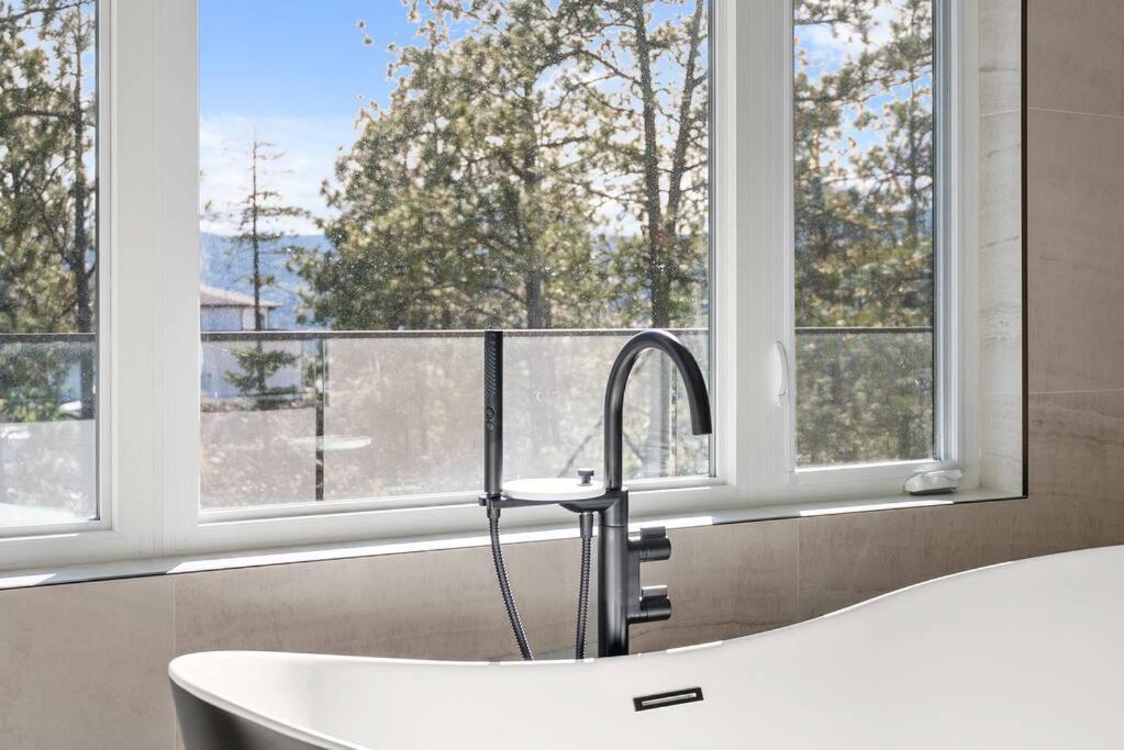 Hillside Villa Pool Hot Tub King Bed Okanagan View