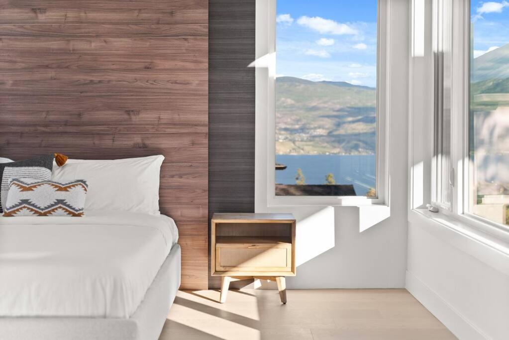 Hillside Villa Pool Hot Tub King Bed Okanagan View
