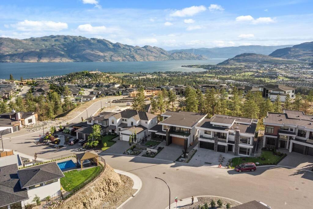 Hillside Villa Pool Hot Tub King Bed Okanagan View