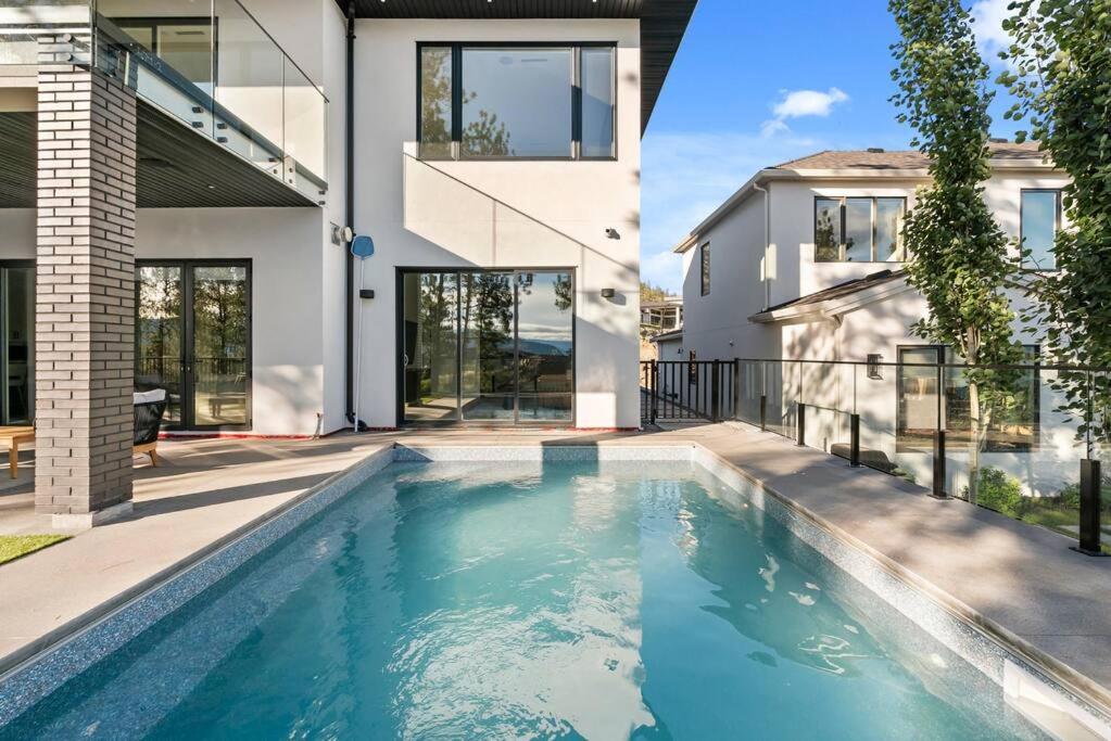 Hillside Villa Pool Hot Tub King Bed Okanagan View