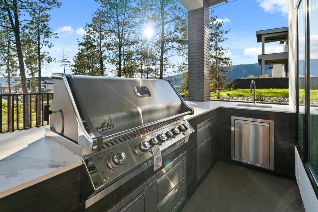 Hillside Villa Pool Hot Tub King Bed Okanagan View