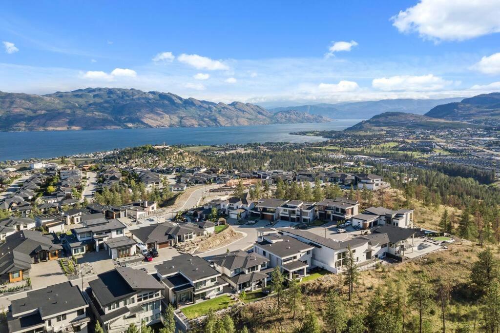 Hillside Villa Pool Hot Tub King Bed Okanagan View