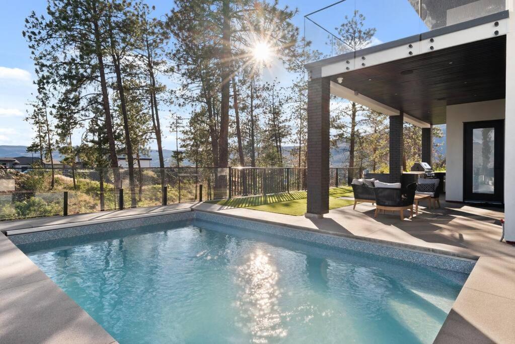 Hillside Villa Pool Hot Tub King Bed Okanagan View