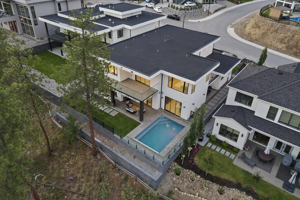 Hillside Villa Pool Hot Tub King Bed Okanagan View