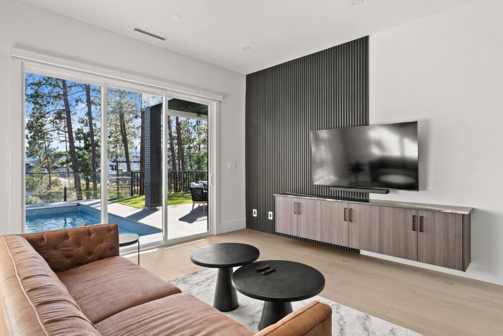 Hillside Villa Pool Hot Tub King Bed Okanagan View