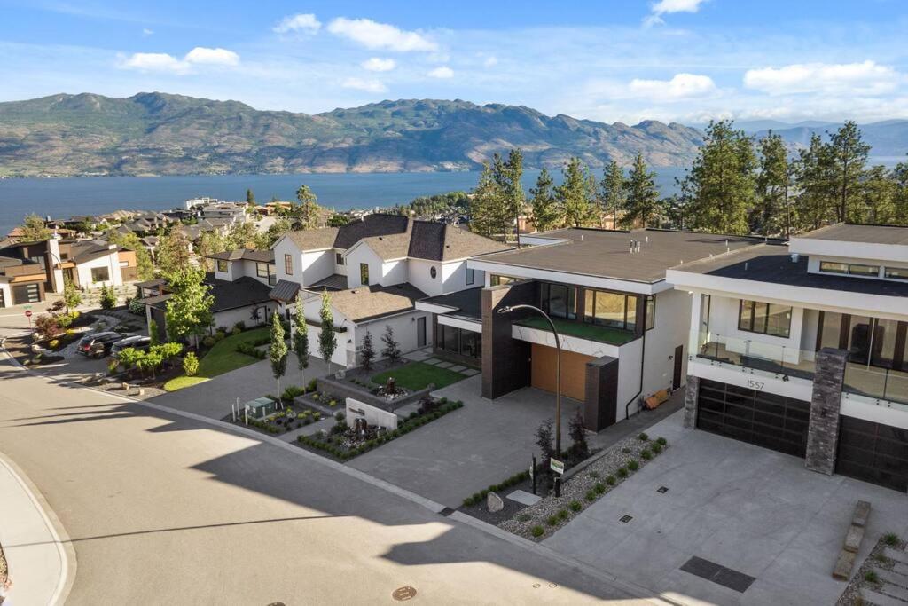 Hillside Villa Pool Hot Tub King Bed Okanagan View