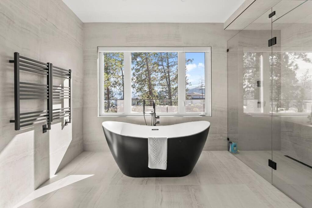 Hillside Villa Pool Hot Tub King Bed Okanagan View