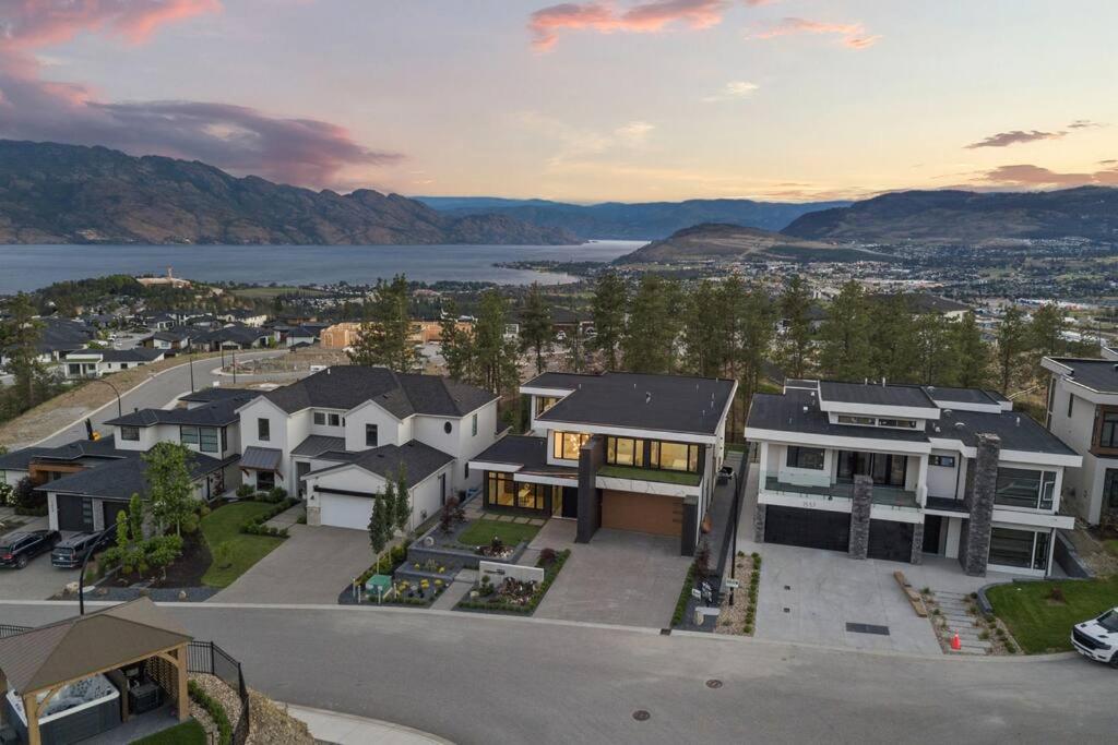 Hillside Villa Pool Hot Tub King Bed Okanagan View