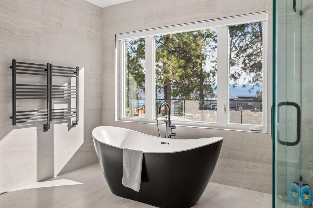 Hillside Villa Pool Hot Tub King Bed Okanagan View