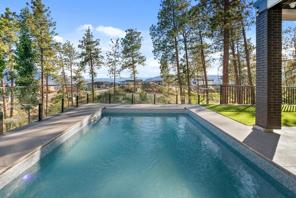 Hillside Villa Pool Hot Tub King Bed Okanagan View