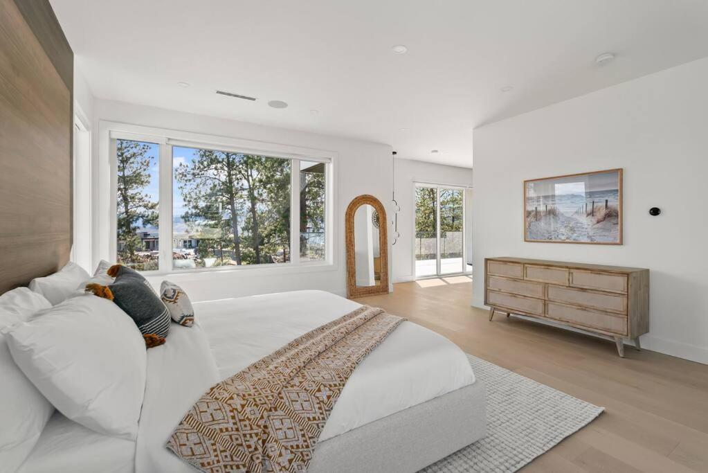 Hillside Villa Pool Hot Tub King Bed Okanagan View