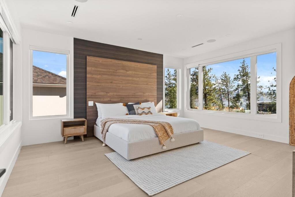 Hillside Villa Pool Hot Tub King Bed Okanagan View