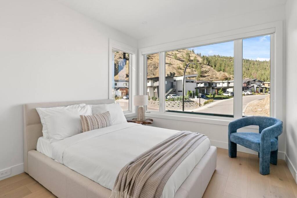 Hillside Villa Pool Hot Tub King Bed Okanagan View