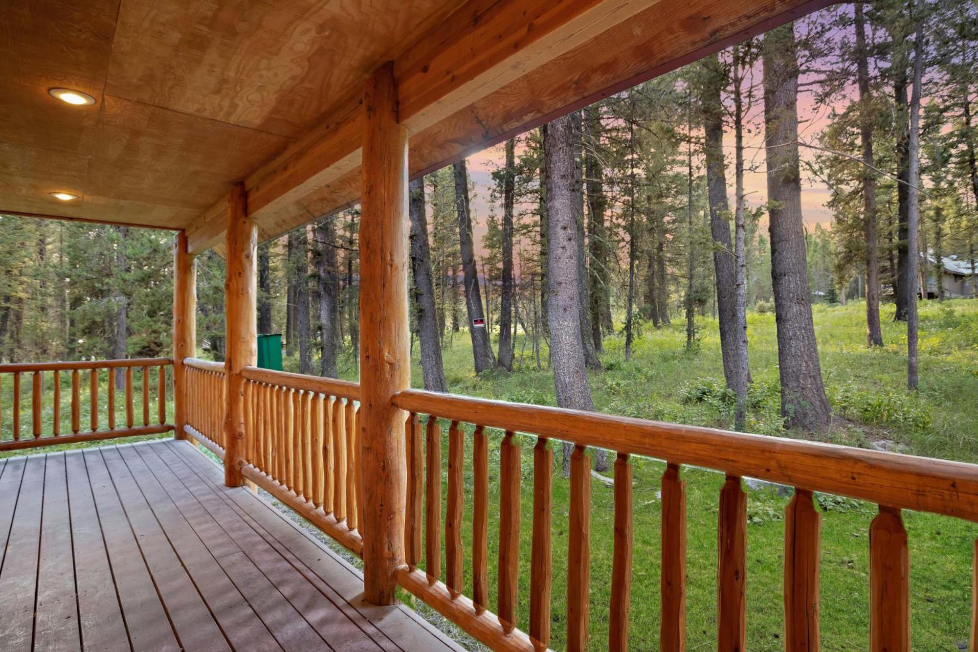 Lodgepole Lookout by KABINO Hot Tub Garage Foosball Fire Pit Theater Room U-Shaped Driveway