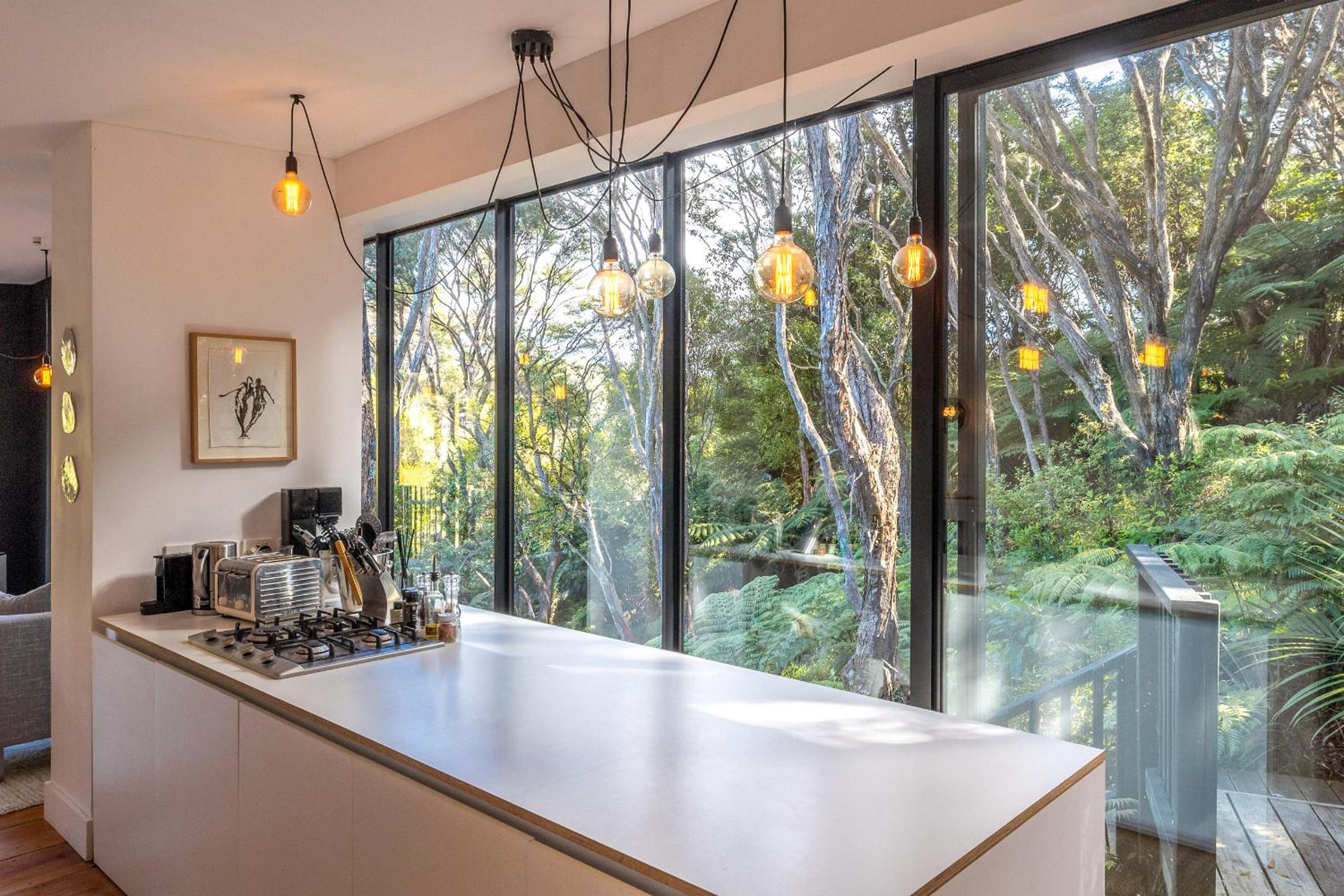 Tree Hut Hideaway, Oneroa, Waiheke view 2