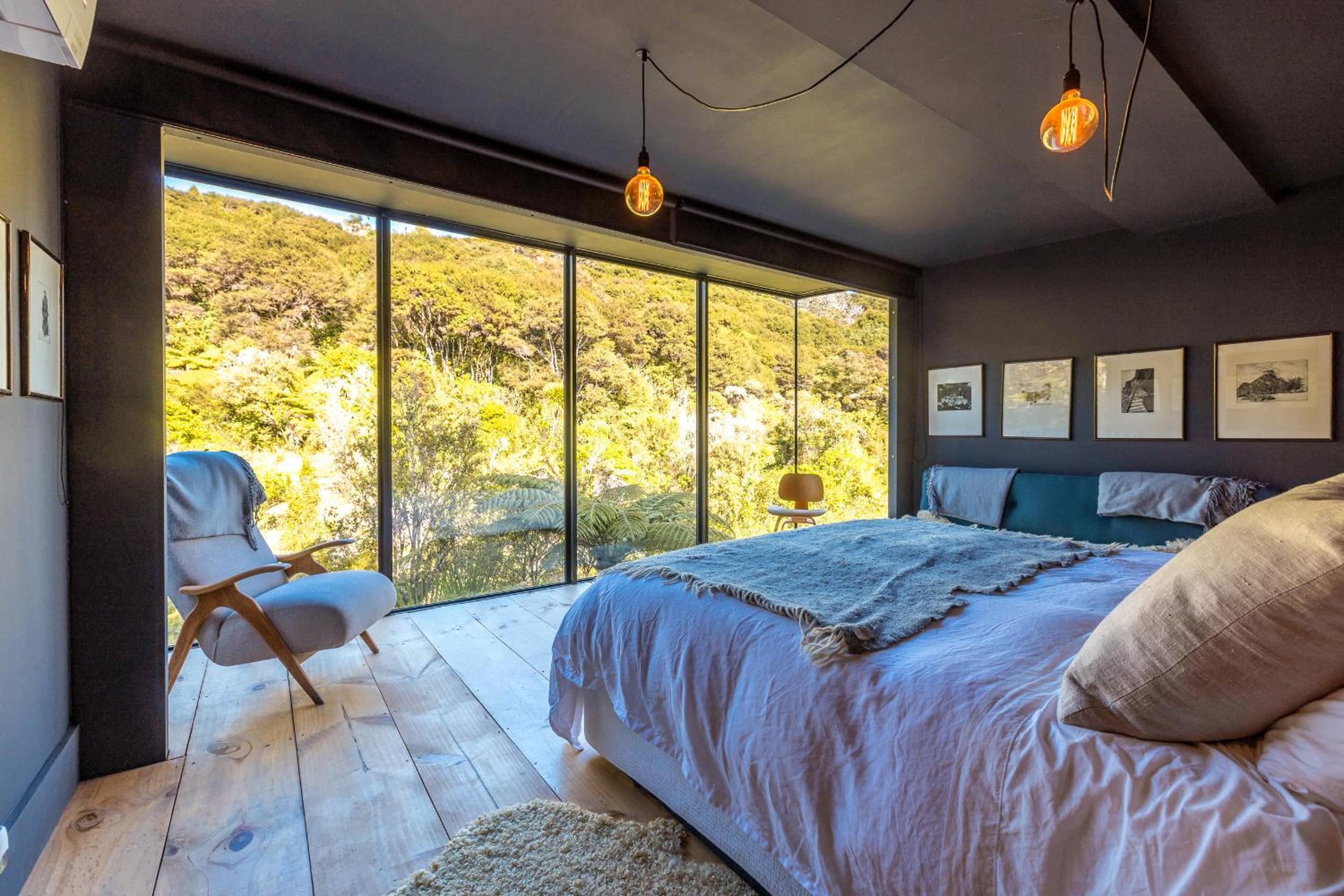 Tree Hut Hideaway, Oneroa, Waiheke view 3