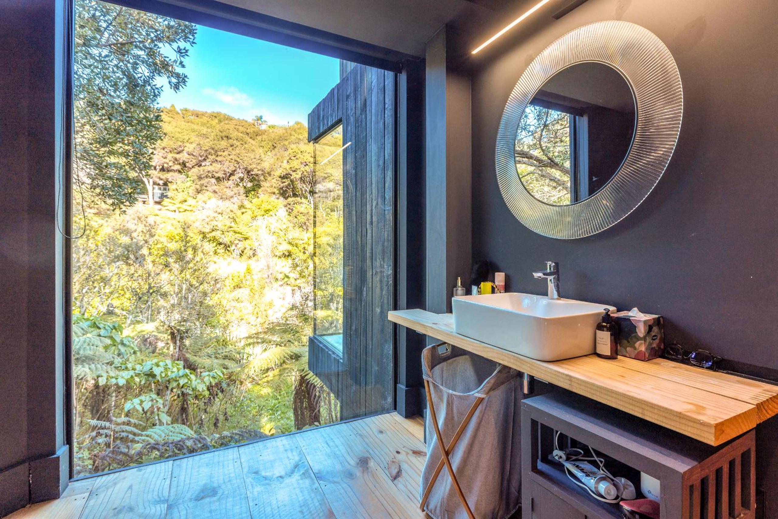 Tree Hut Hideaway, Oneroa, Waiheke view 5