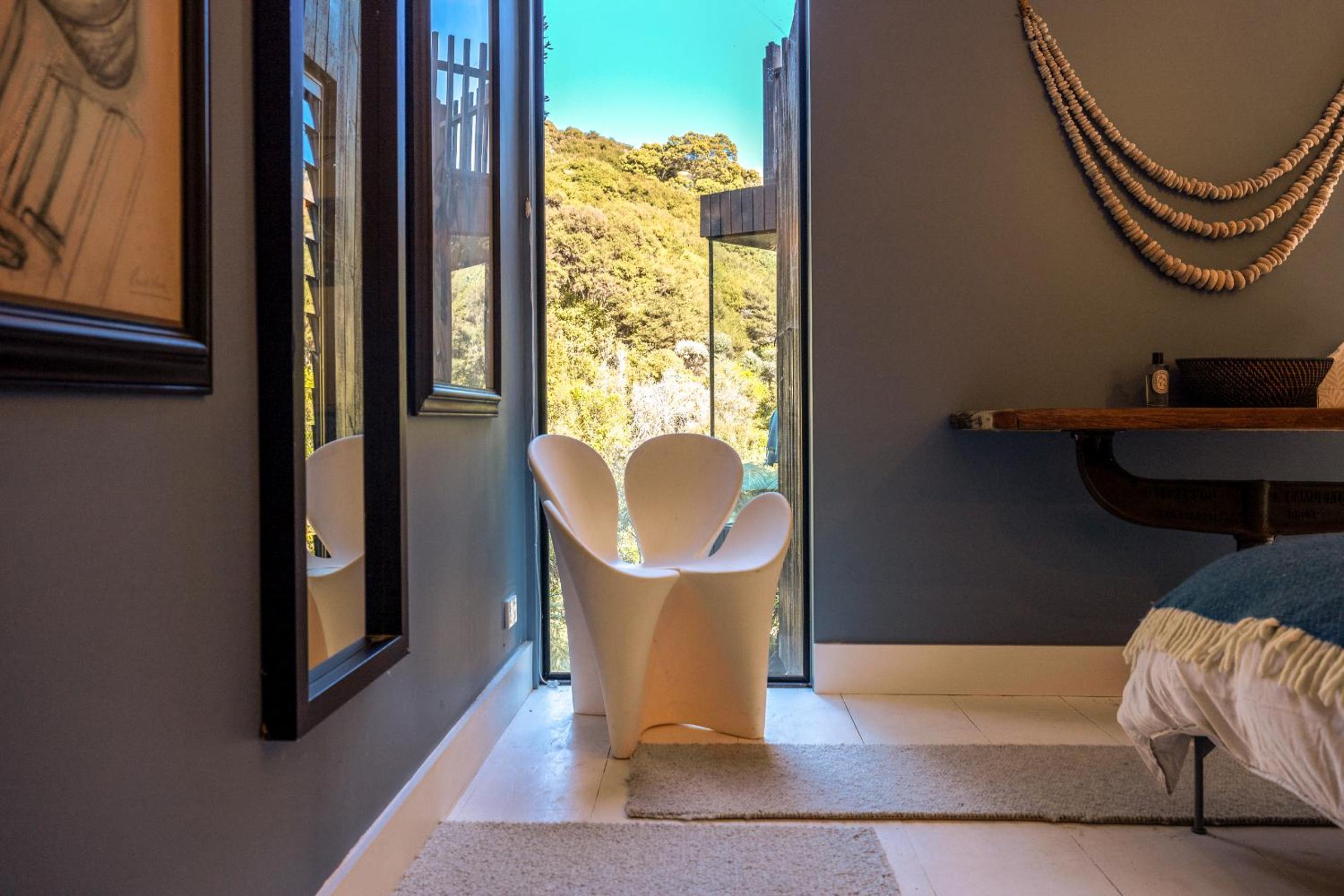 Tree Hut Hideaway, Oneroa, Waiheke view 4