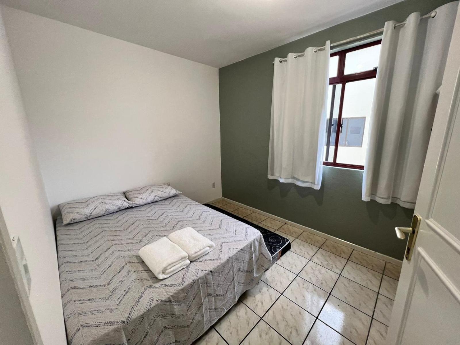Apto 3 quartos e 2 banheiro.