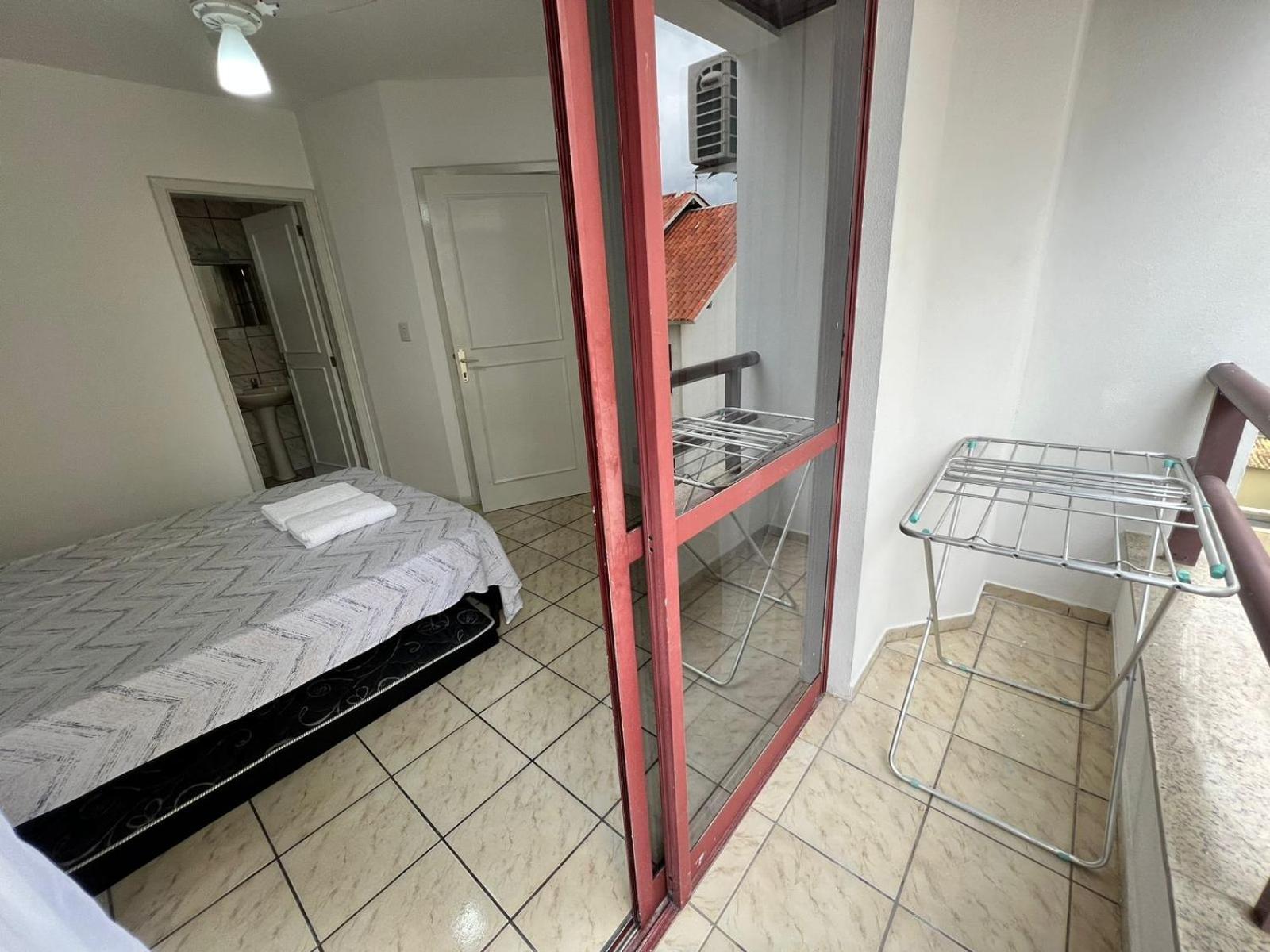 Apto 3 quartos e 2 banheiro.
