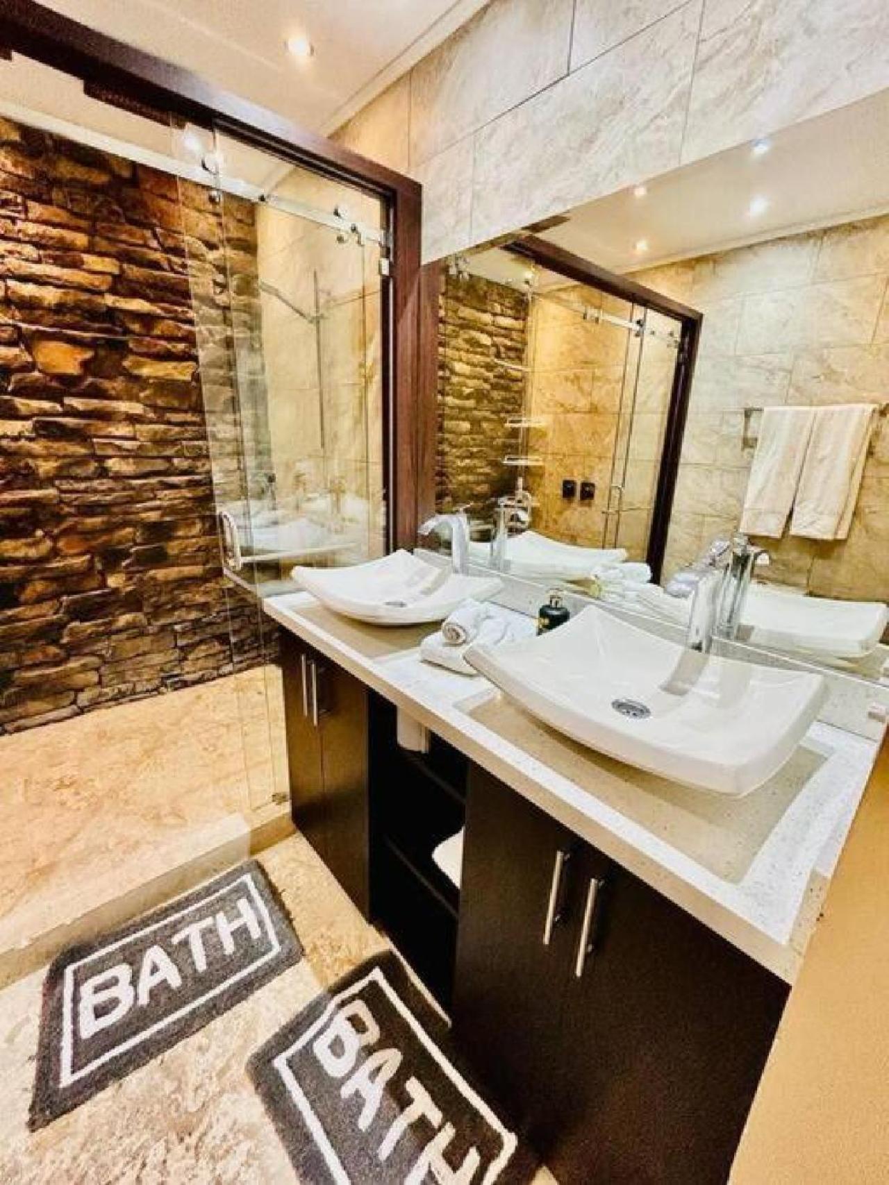Apartamento de Lujo en Playa Jacó, Frente al Mar, Wifi, AC, Parqueo Privado y Piscinas
