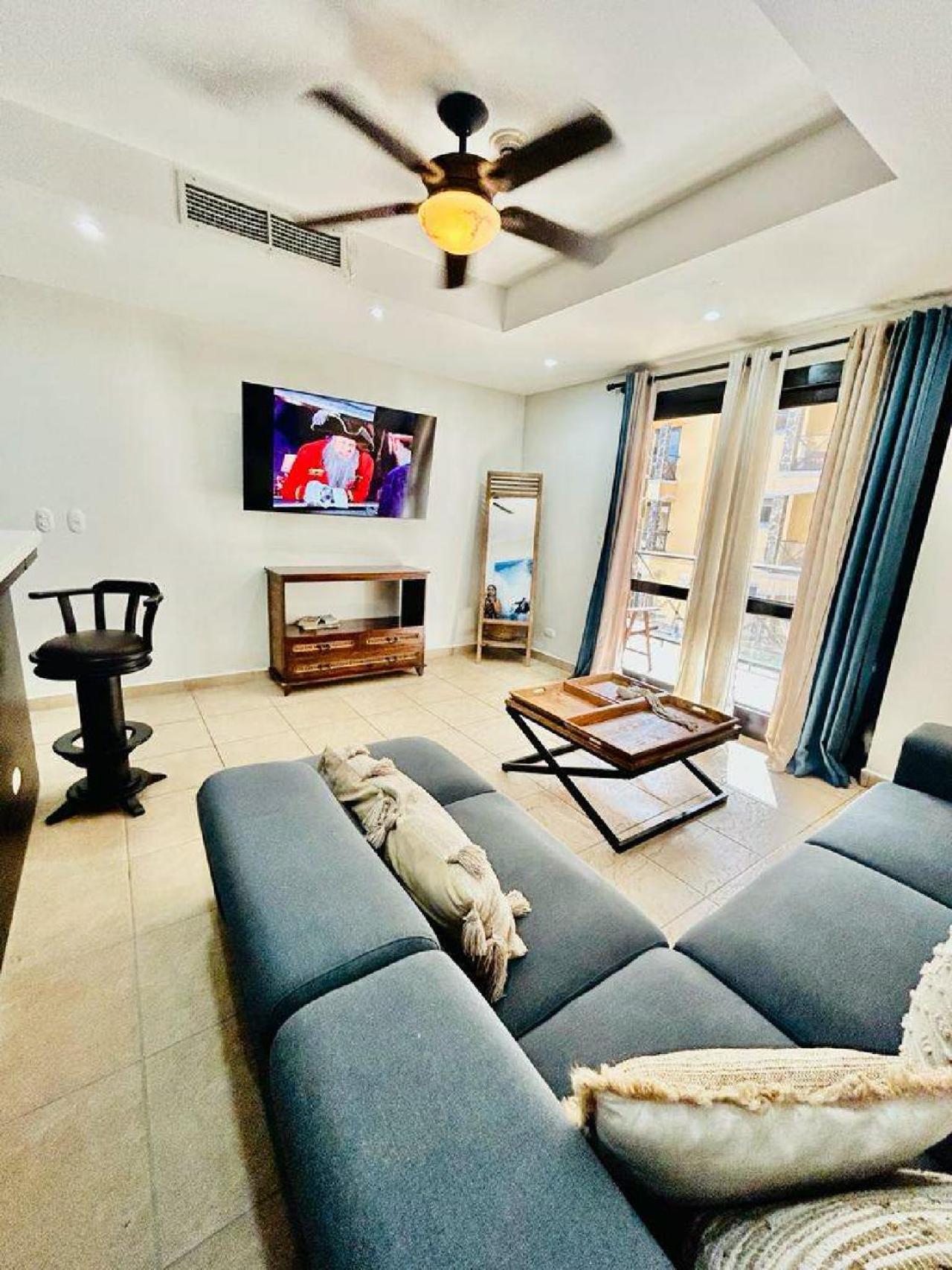 Apartamento de Lujo en Playa Jacó, Frente al Mar, Wifi, AC, Parqueo Privado y Piscinas