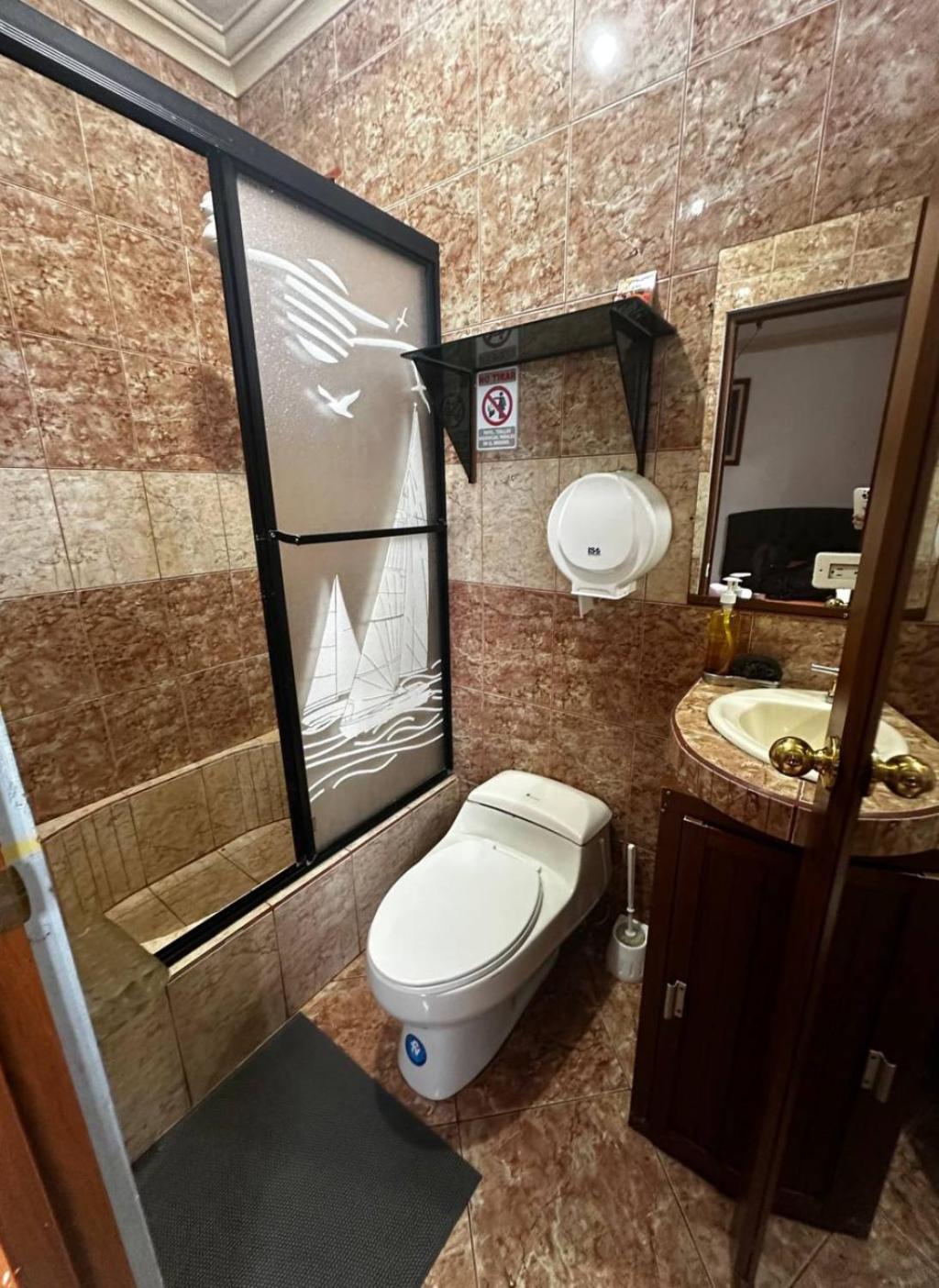 Private Villa in San Cristóbal, 2 Rooms, 6 Beds, AC, WiFi, Kitchen, Washer & Dryer, 4 min from the airport - Tropical - Galápagos Home