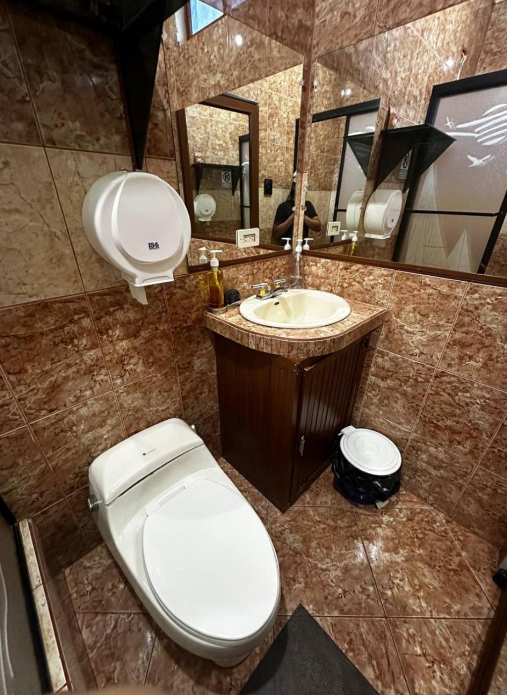 Private Villa in San Cristóbal, 2 Rooms, 6 Beds, AC, WiFi, Kitchen, Washer & Dryer, 4 min from the airport - Tropical - Galápagos Home