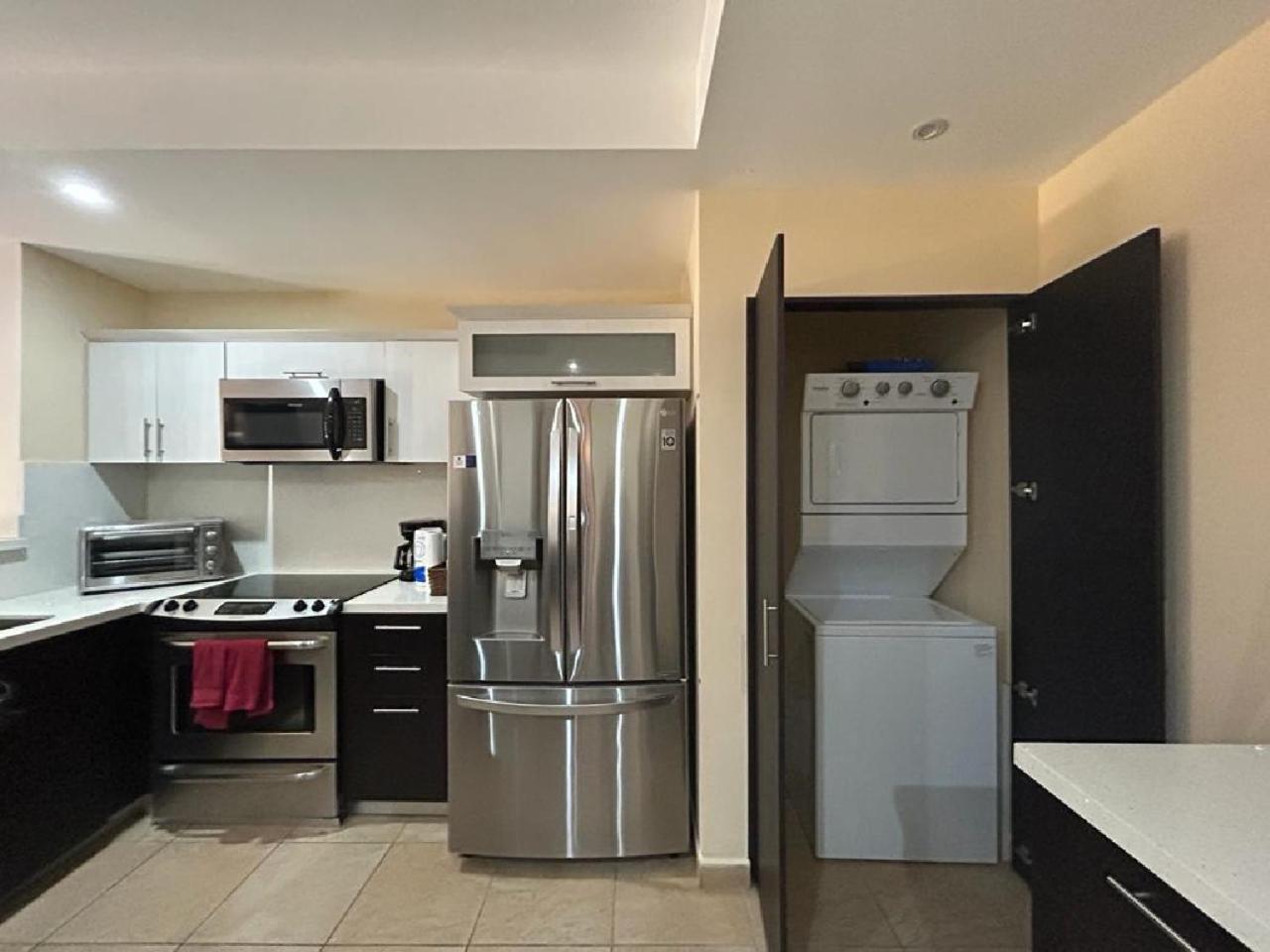 Apartamento de Lujo en Playa Jacó, Frente al Mar, Wifi, AC, Parqueo Privado y Piscinas