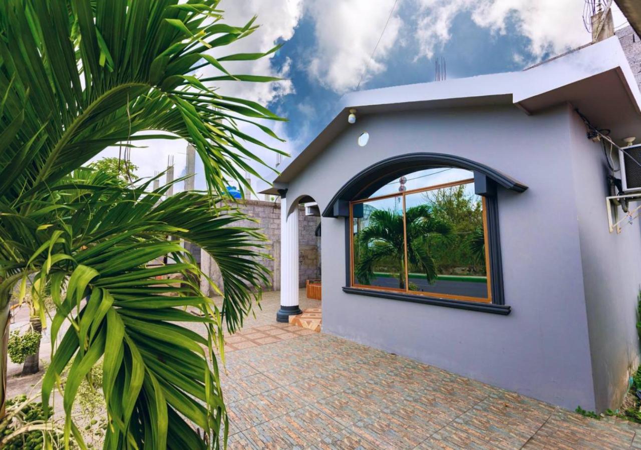 Private Villa in San Cristóbal, 2 Rooms, 6 Beds, AC, WiFi, Kitchen, Washer & Dryer, 4 min from the airport - Tropical - Galápagos Home