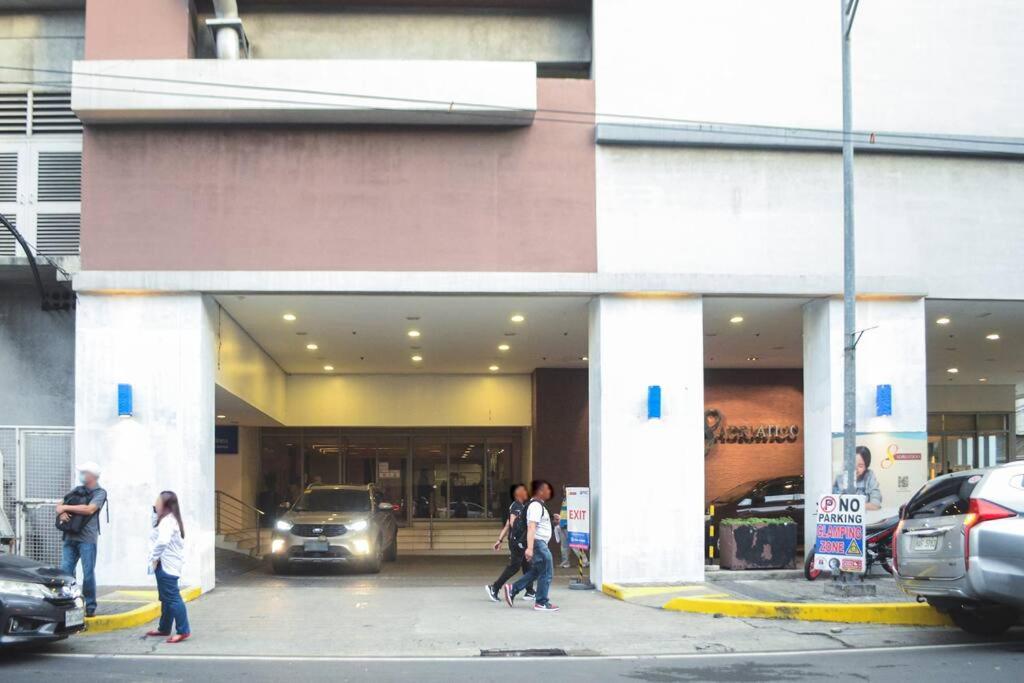 Stylish 1BR Near US Embassy & Luneta with Pool & Gym view 4