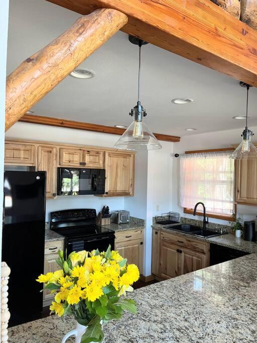 Perfect Vacation Rental, walk to Cle Elum Lake! Game Room, Firepit, Fenced view 2