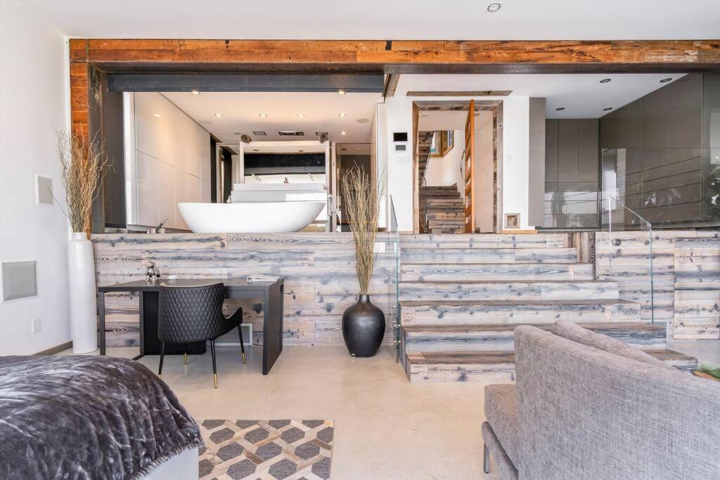 Epic Views Modern Hills Oasis bk