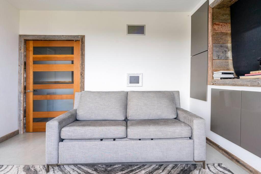 Epic Views Modern Hills Oasis bk