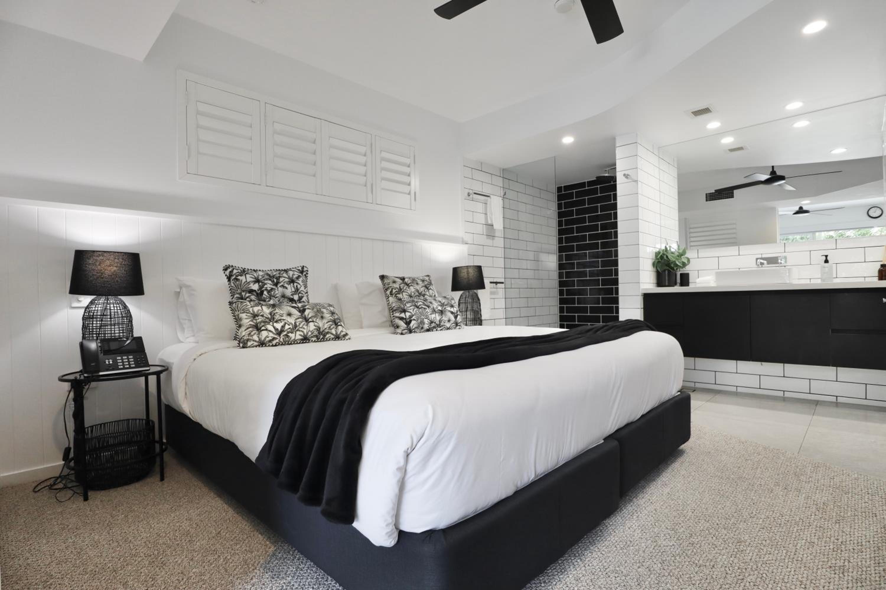 225 2 Bedroom Garden Oasis French Quarter Resort