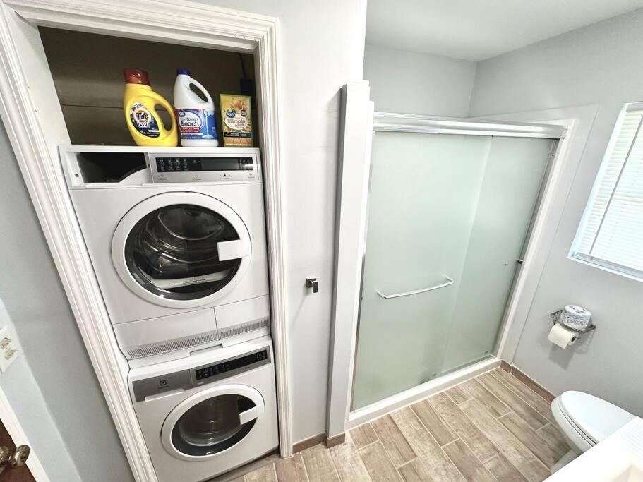 Large 3Bedrooms 1 Bath Near DownTown Dining view 2