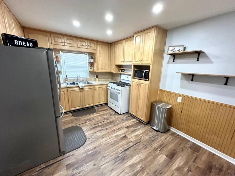 Large 3Bedrooms 1 Bath Near DownTown Dining view 3