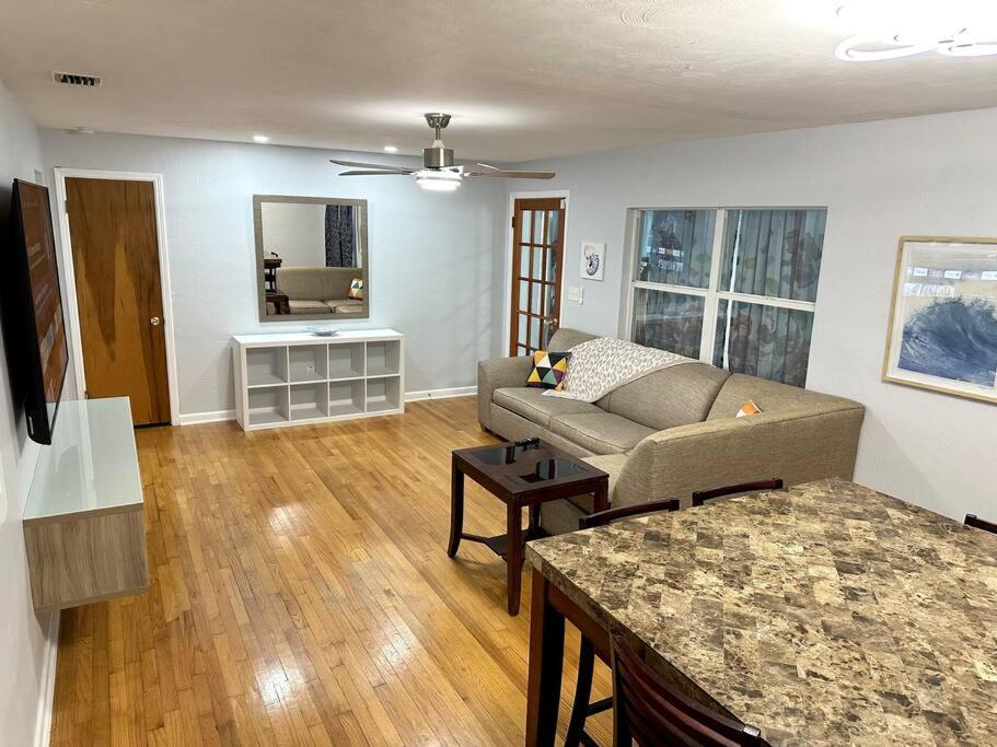 Large 3Bedrooms 1 Bath Near DownTown Dining view 5