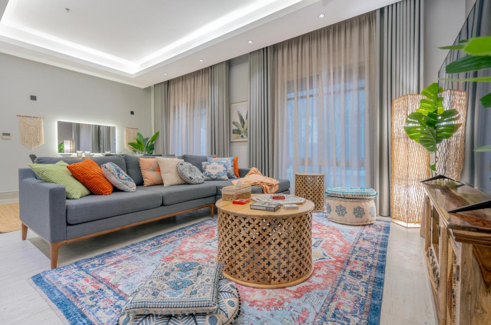 Layali Properties - Vibrant Boho 3BR Apt - Convention and Exhibition Center