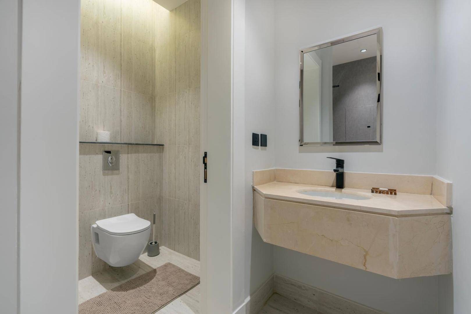 Layali Properties - Vibrant Boho 3BR Apt - Convention and Exhibition Center