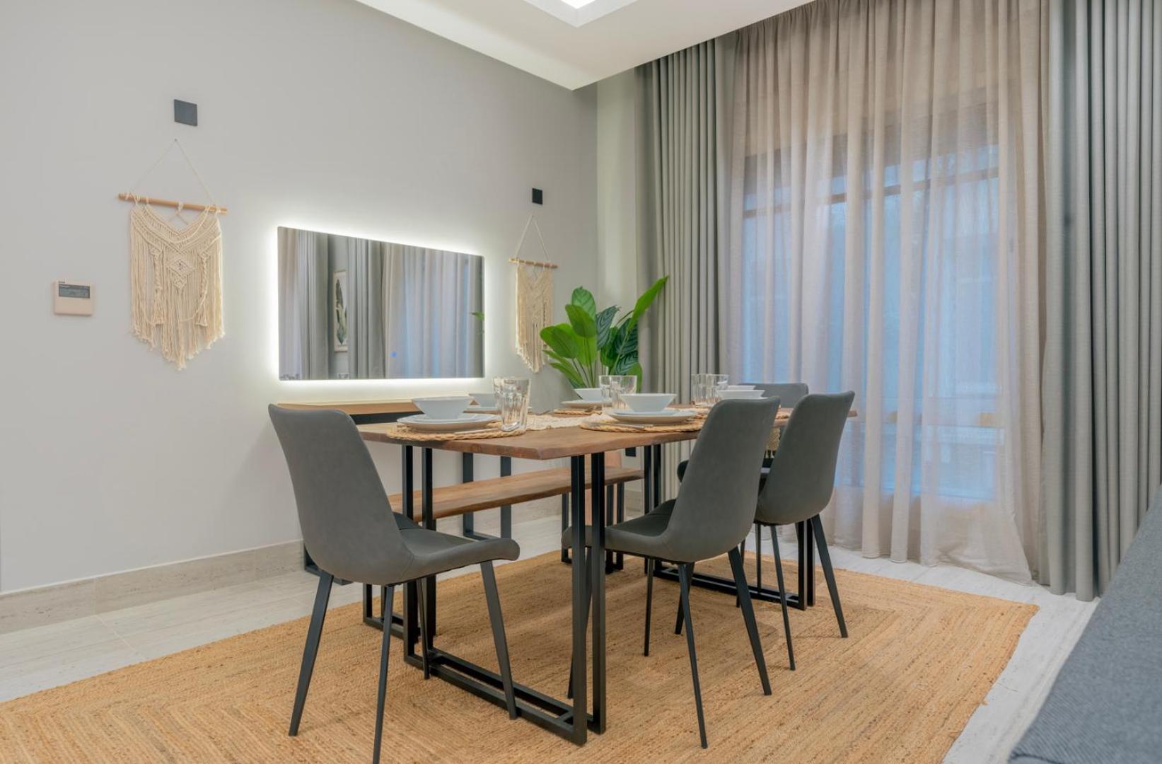 Layali Properties - Vibrant Boho 3BR Apt - Convention and Exhibition Center