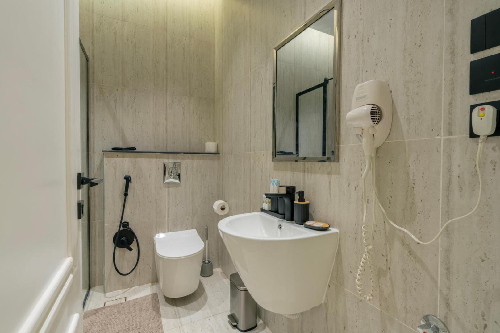 Layali Properties - Vibrant Boho 3BR Apt - Convention and Exhibition Center