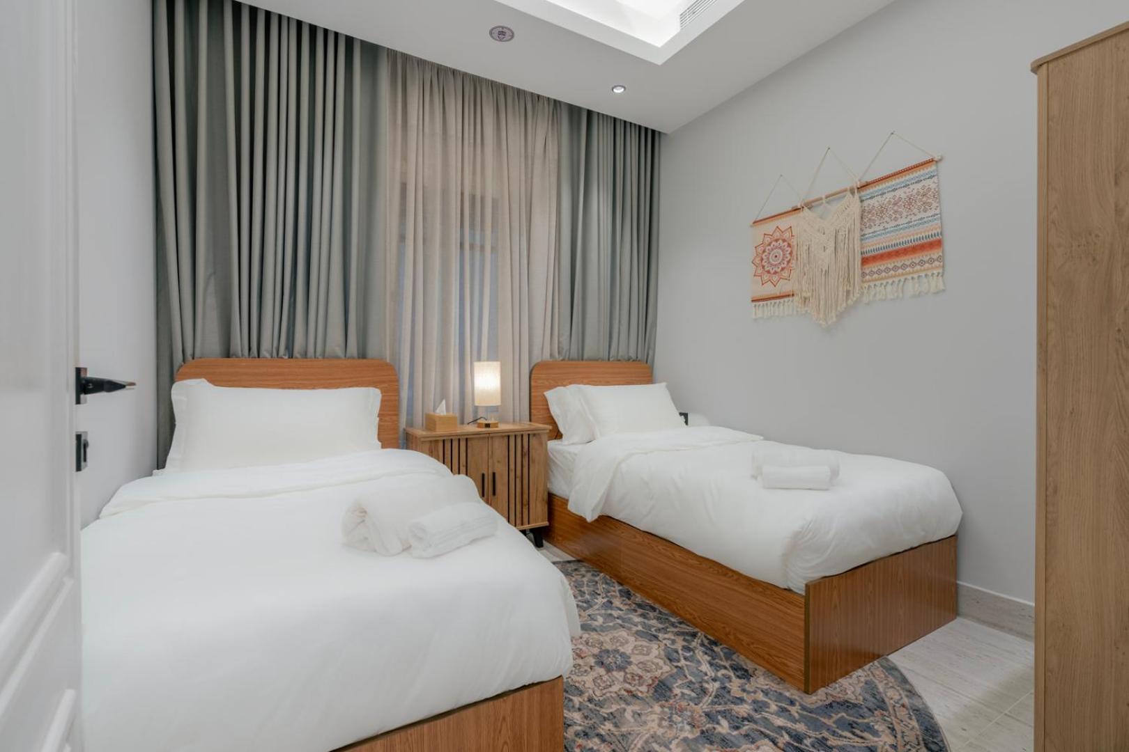Layali Properties - Vibrant Boho 3BR Apt - Convention and Exhibition Center