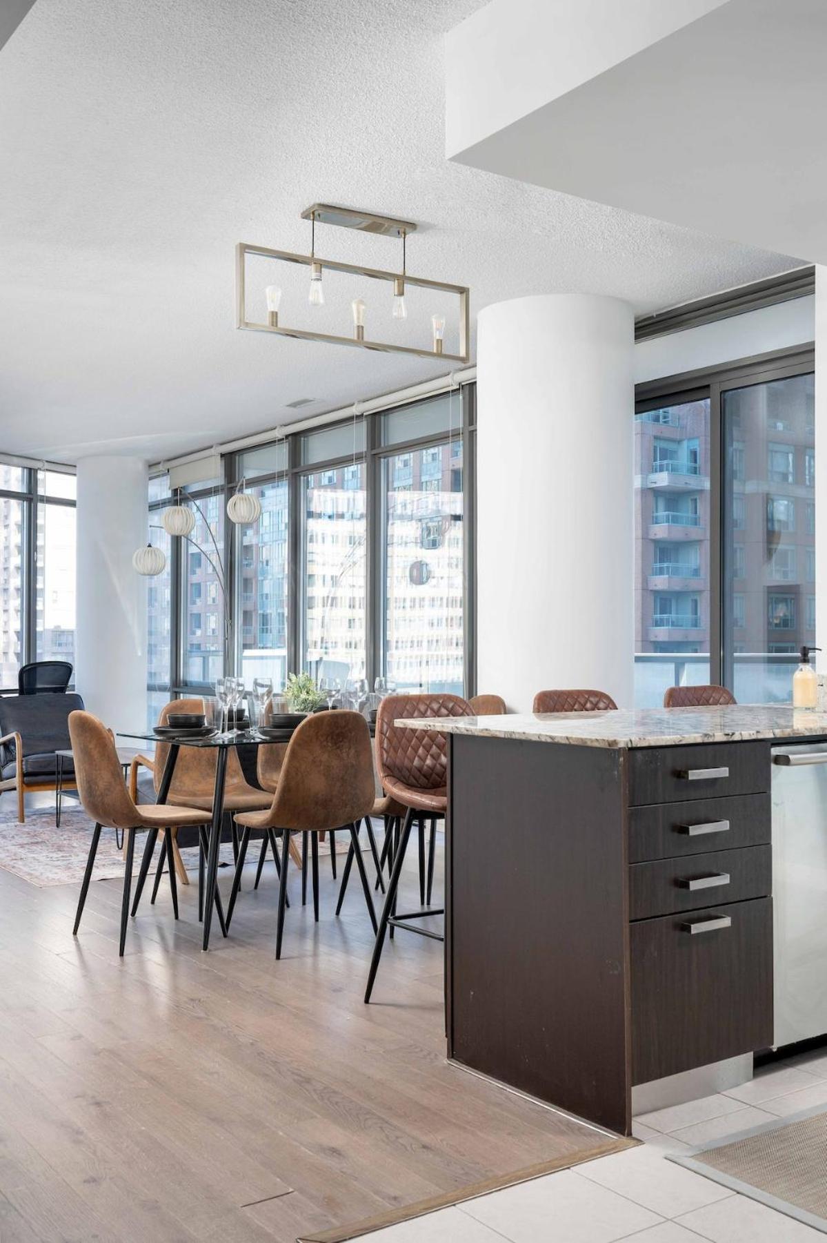 Large 2BR on Bay Street 4 Beds with Balcony