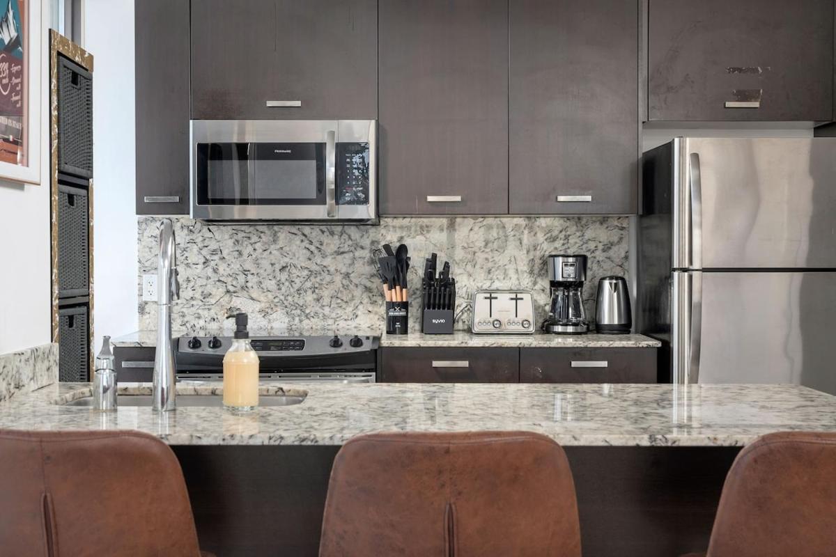 Large 2BR on Bay Street 4 Beds with Balcony