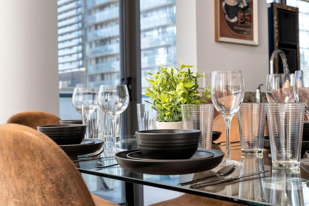 Large 2BR on Bay Street 4 Beds with Balcony